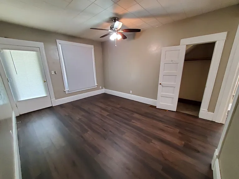 Remodeled 2 Bd with huge kitchen, dining room and living room — Photo 9