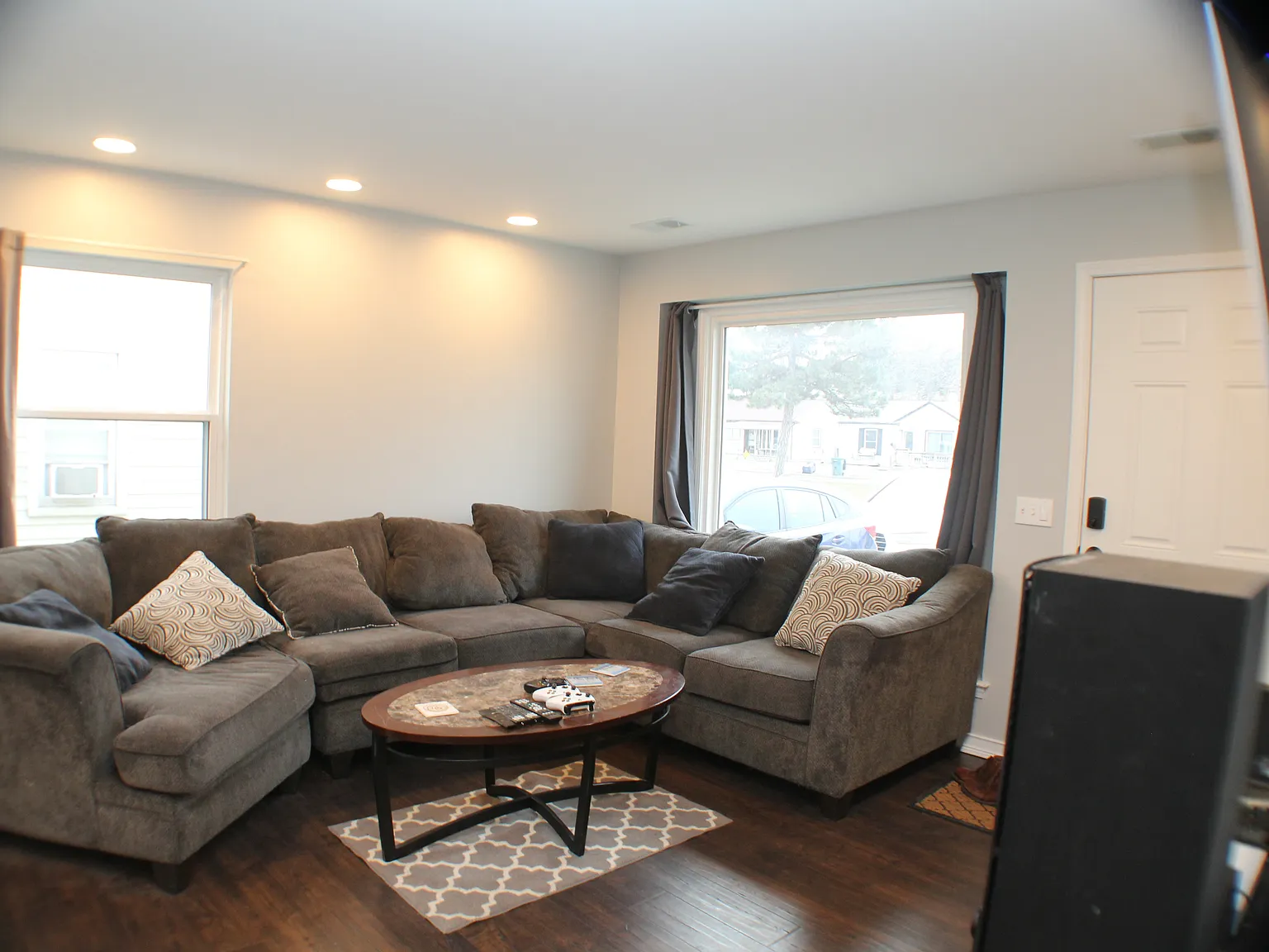 3 bed, 864 sqft, $1,895 — Photo 2