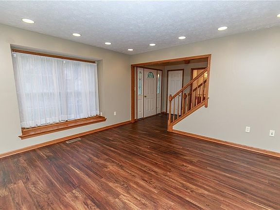 4th image of 462 Augusta Dr