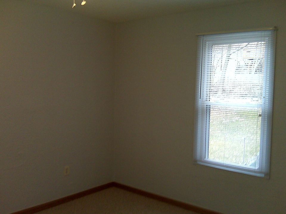 LARGE SIZED BEDROOM