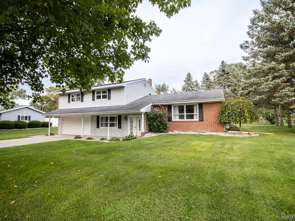 2216 Thistlewood Dr, Burton, MI 48509