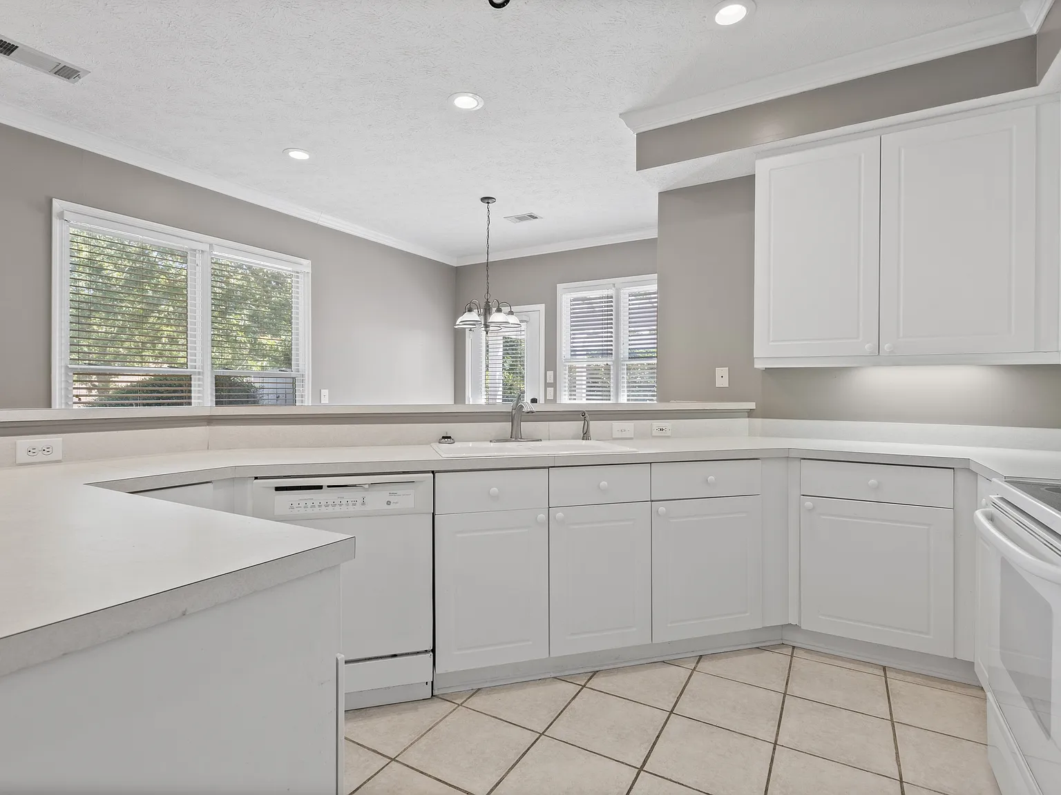 1623 Wellington Street - NA — Photo 4