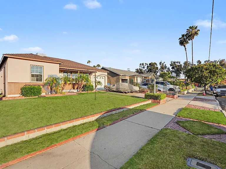 10916 Noble Ave — Photo 2