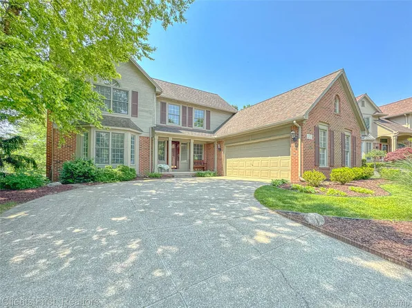 1070 Pointe Place Ct, Rochester, MI 48307