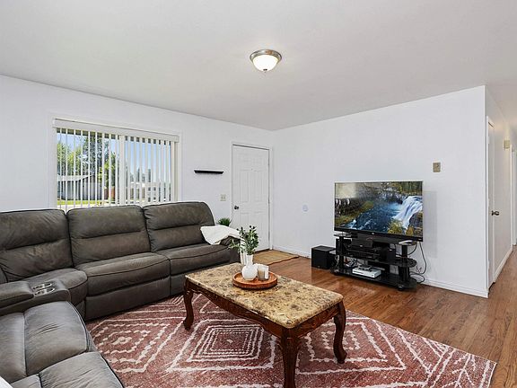 3rd image of 106 Maplewood Cir