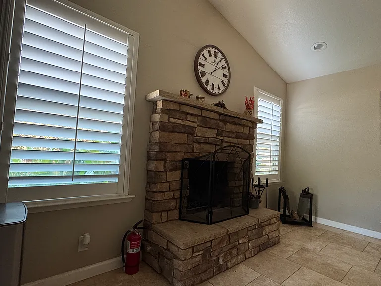 983 E Milgeo Ave — Photo 5