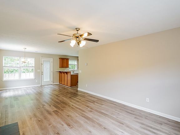 4th image of 141 Lyndhurst Dr