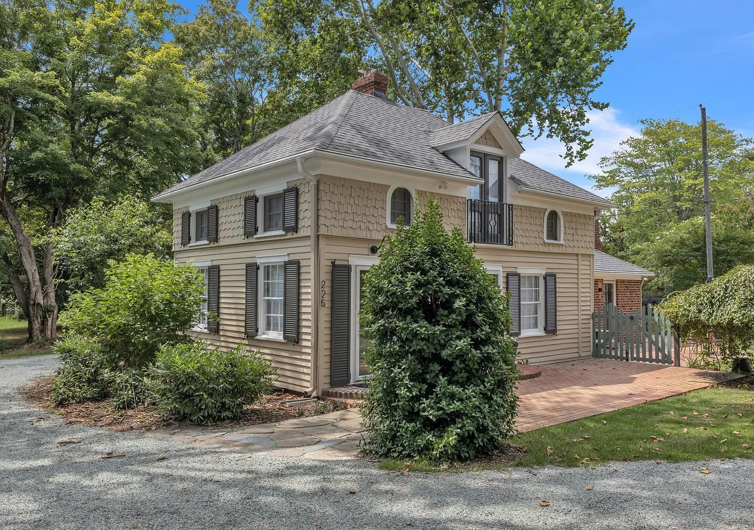 Carriage House — Photo 1