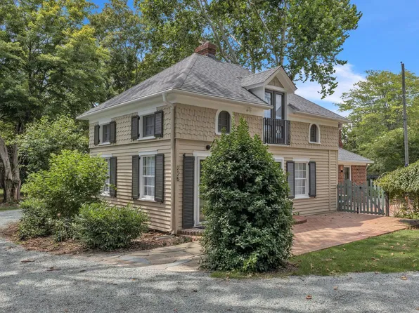 225 E Corbin St, Hillsborough, NC 27278