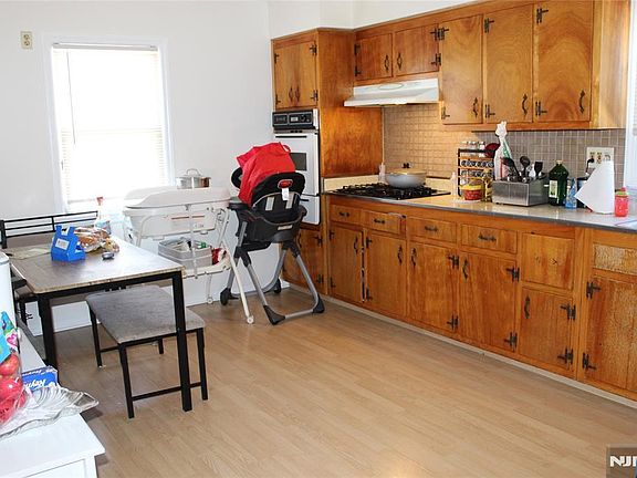 4th image of 912 River Dr #2