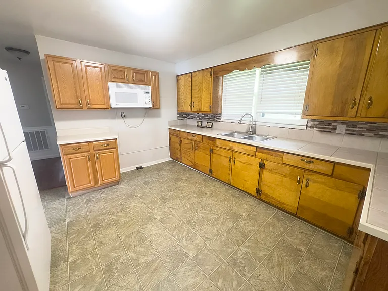 111 Florence St — Photo 4