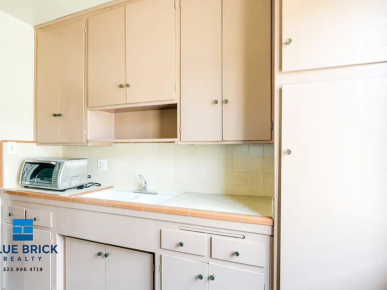 1055 N El Centro Ave #8 — Photo 13