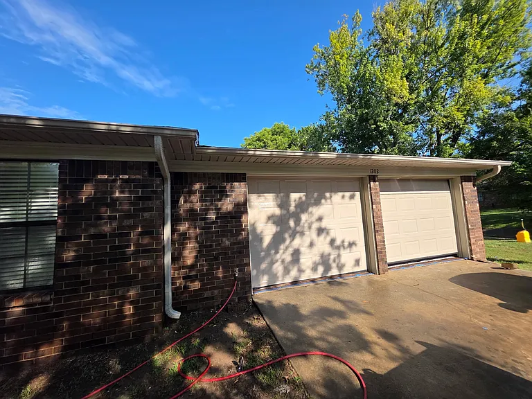 1202 University Dr — Photo 3