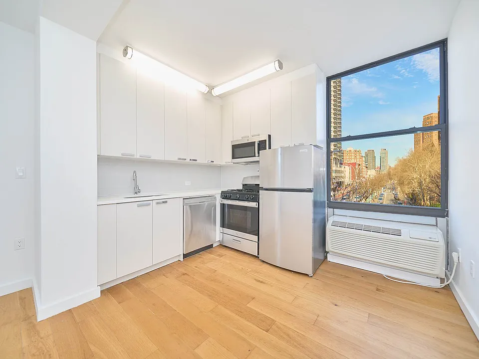 2338 2nd Ave #8W