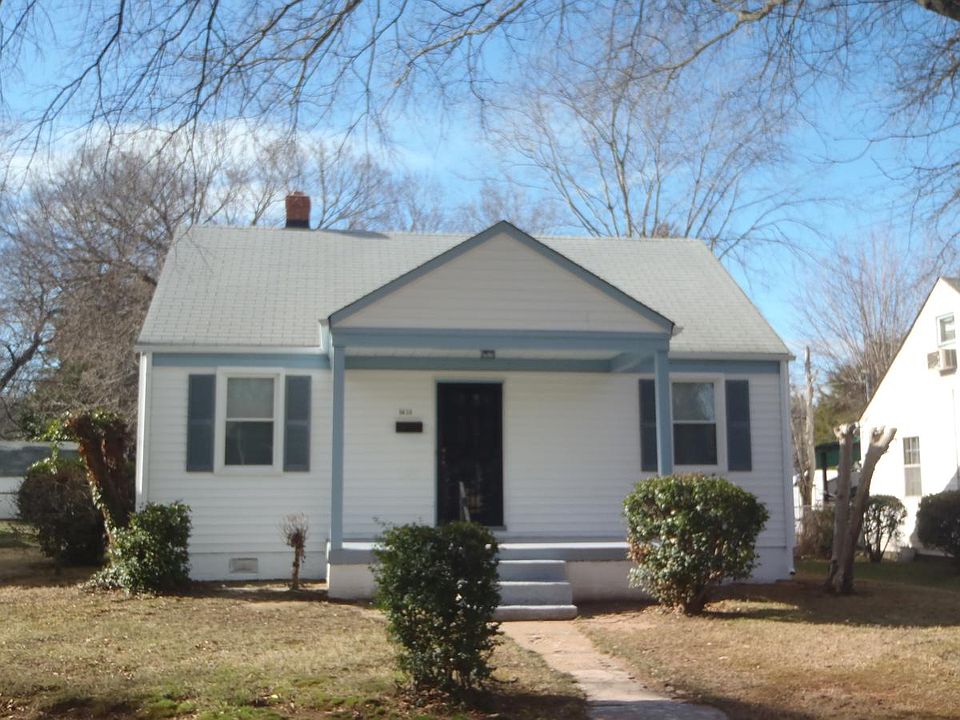 Steps from Maymont/Texas Beach. Great 2-3 bedroom with off street parking, large yard/shed!