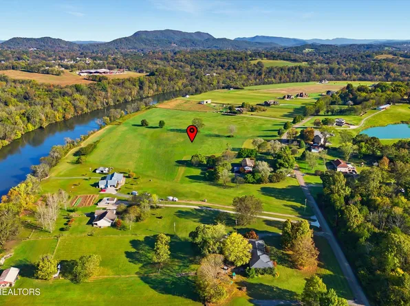 1021 Graves Rd, Strawberry Plains, TN 37871
