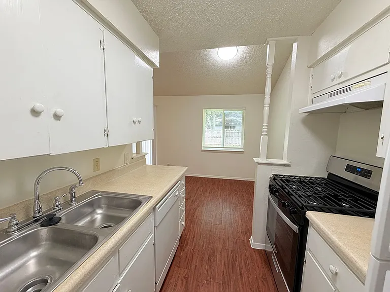 5206 Village Trl — Photo 11