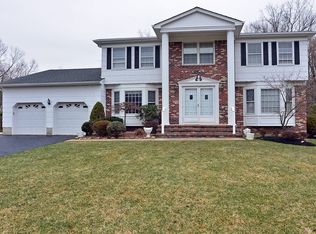 9 Hapenny Dr, Manalapan, NJ 07726