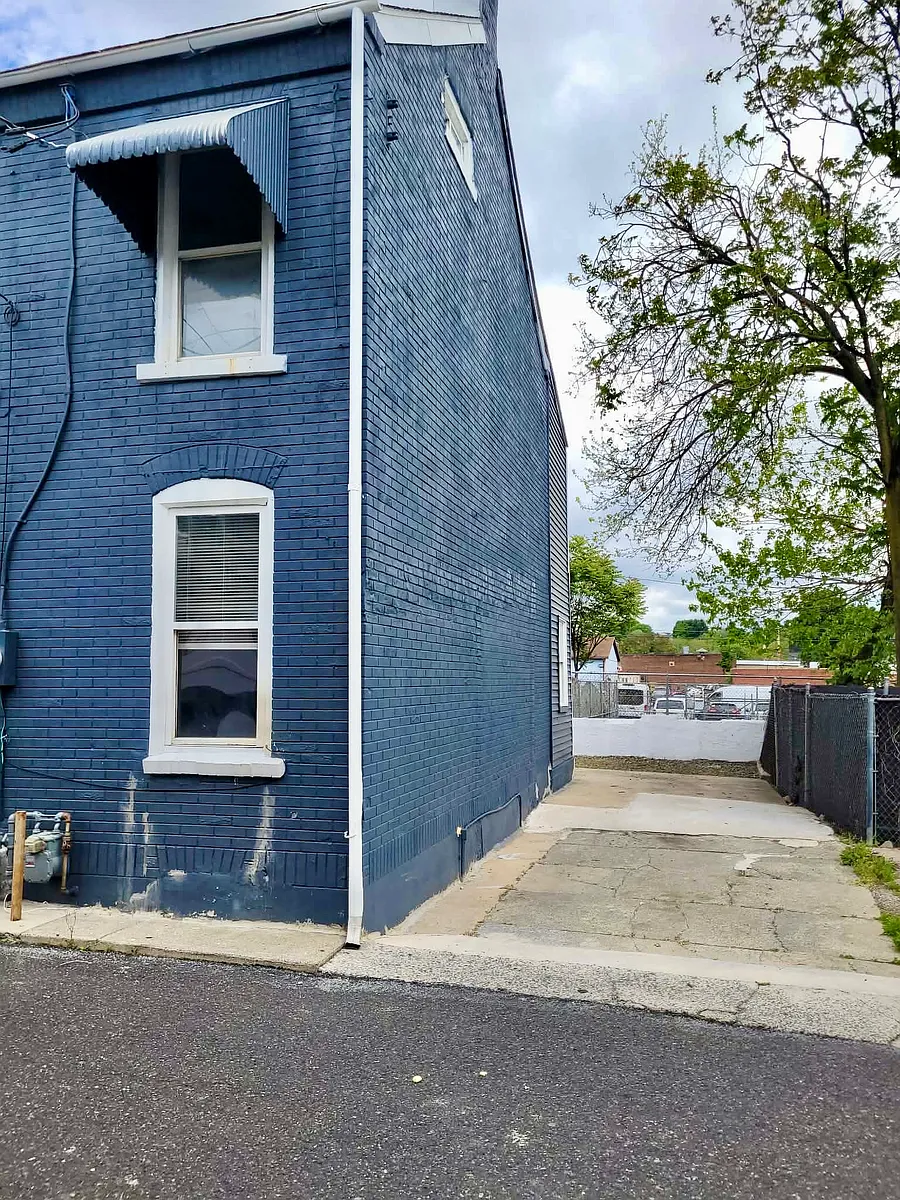 Building Photo - 35 Spruce St