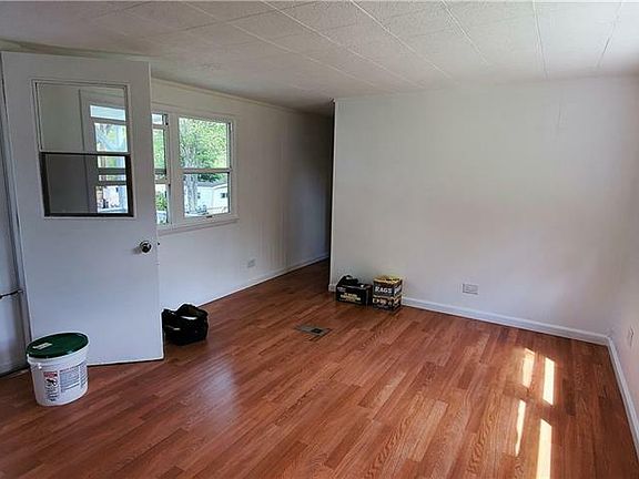 3rd image of 8 Hideaway Ln