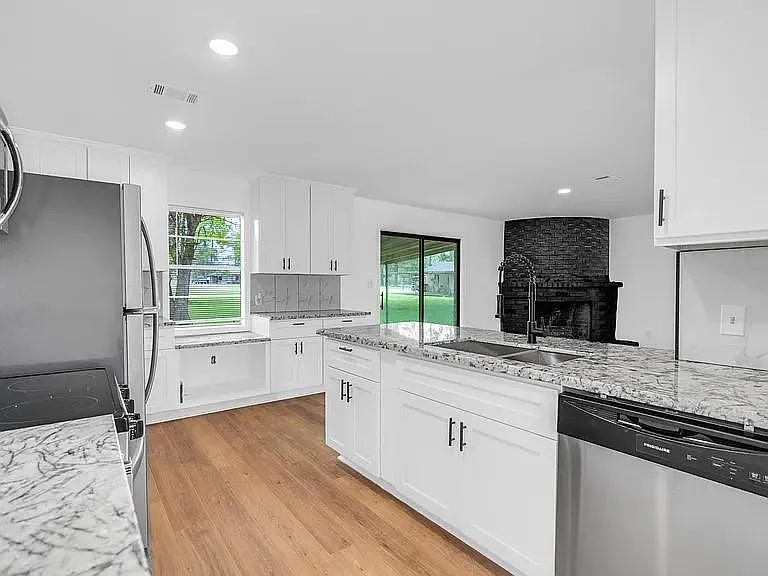 290 E Smith St — Photo 14