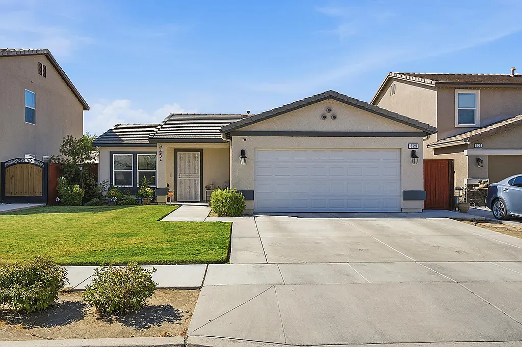 3 bed, 1029 sqft, $2,050 — Photo 1