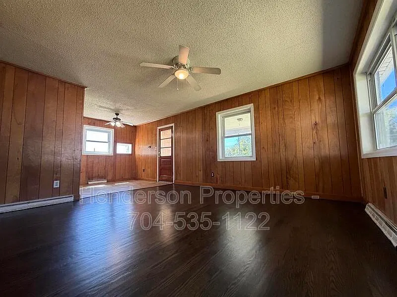 3 bed, 1.0 bath, 960 sqft, $1,350 — Photo 2