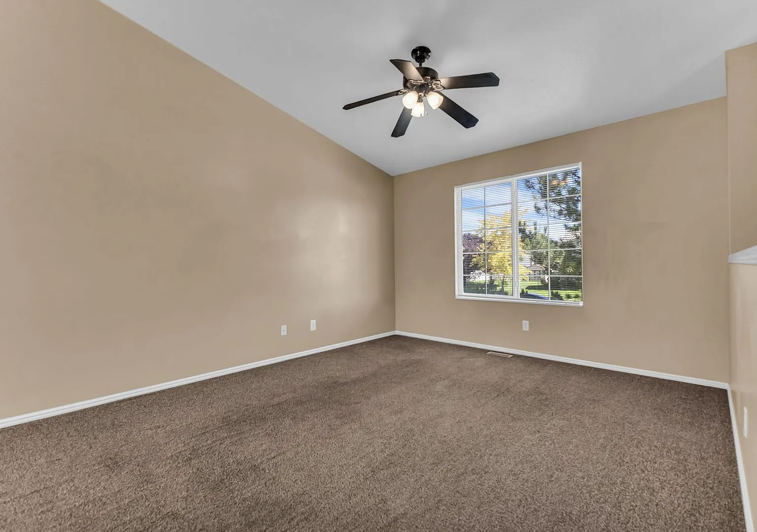 Spacious 4-Bedroom West Point Home with 2-Car Garage & Washer/Dryer — Photo 4
