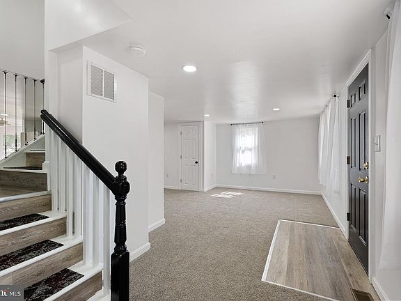 4th image of 525 W Commerce St