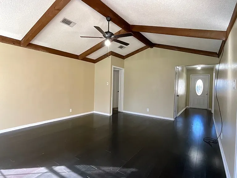 213 Old Oak Ln — Photo 3