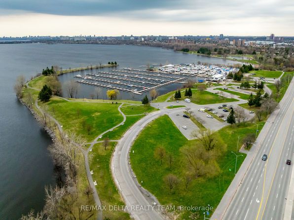 22 Bedale Dr, Ottawa, ON K2H 5M1