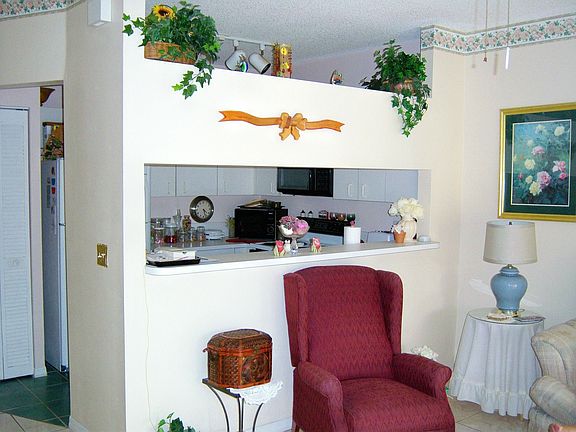 Living Room 17 x 11.5 ft