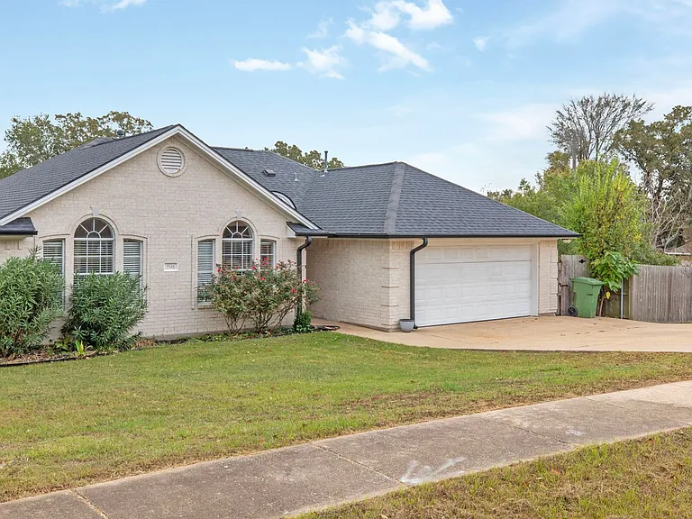 2511 Westwood Main Dr — Photo 3