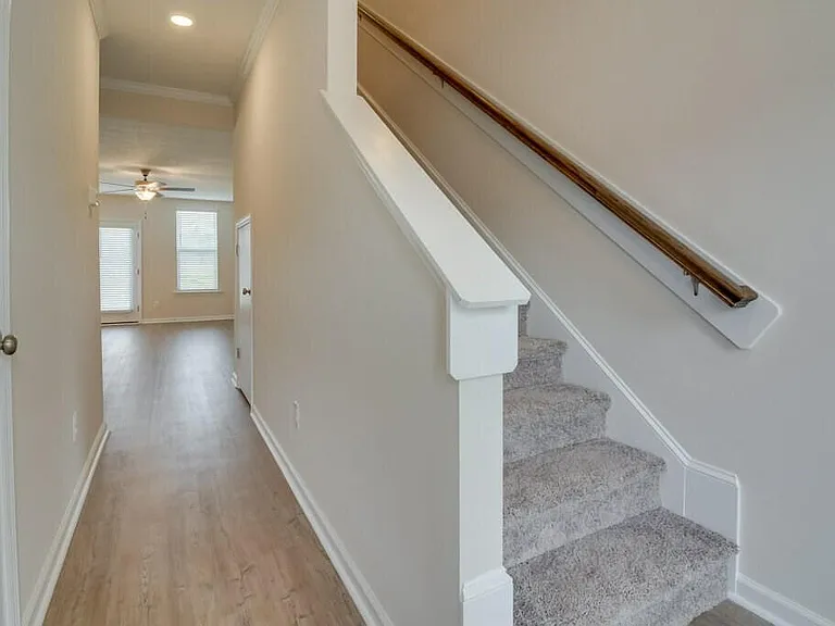 305 Norwich Dr — Photo 8