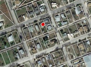 907 E 3rd St, Del Rio, TX 78840