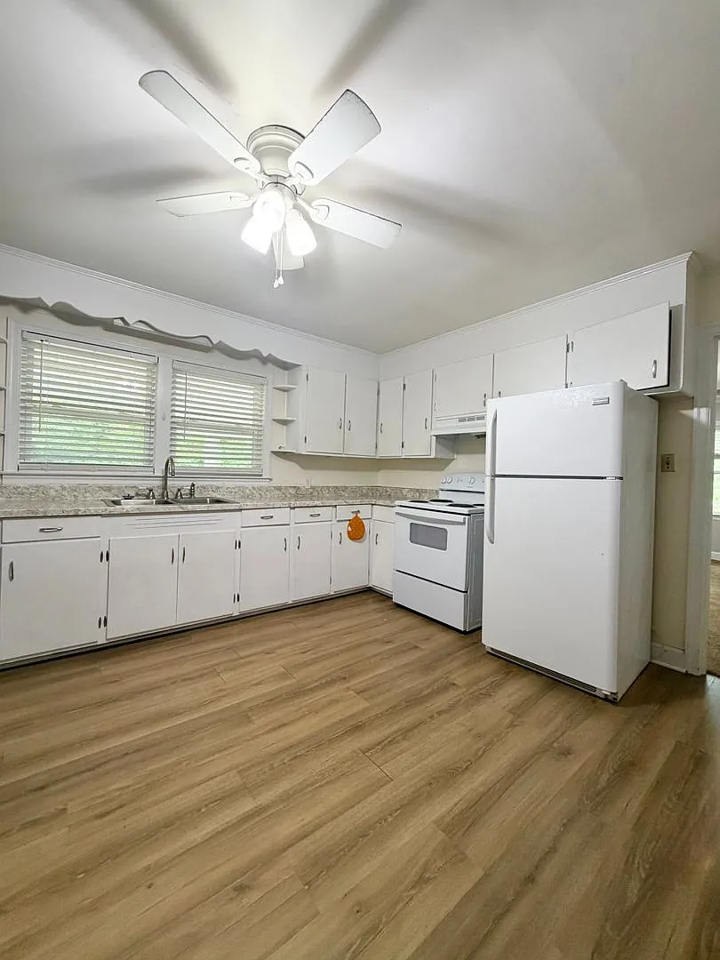 2 Bed 1 Bathroom on 1 Acre of Land — Photo 3