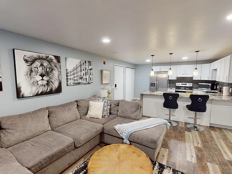 610 N Kensington Dr #4 — Photo 2