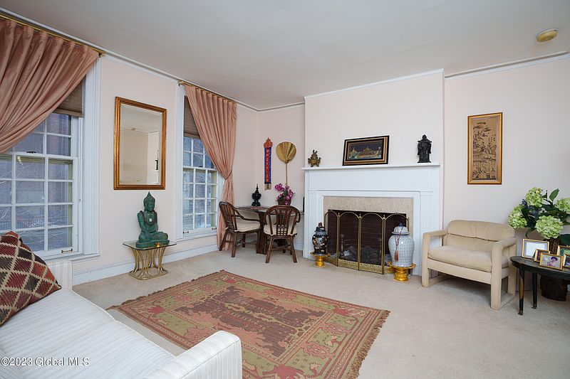 4th image of 54 S Swan Street # 1