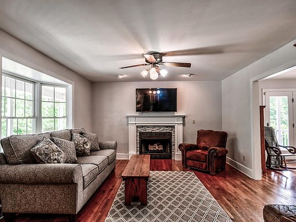 5th image of 215 E Conifer Ln