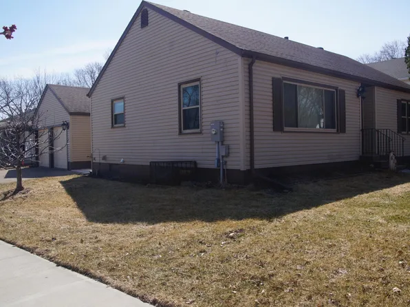 612 Stoughton Ave, Chaska, MN 55318