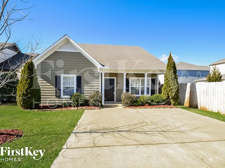 810 Hawthorn Ln — Photo 1
