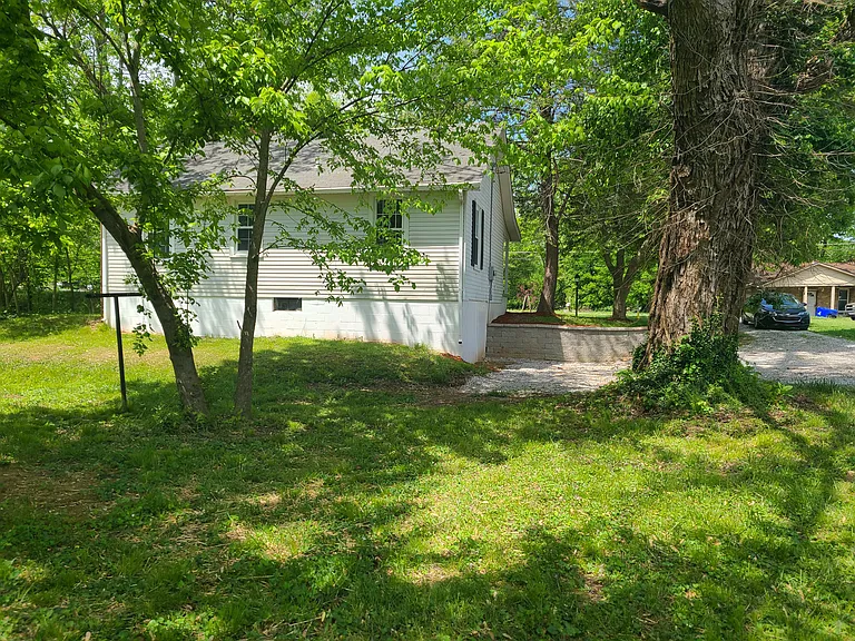 330 E 9th St — Photo 2