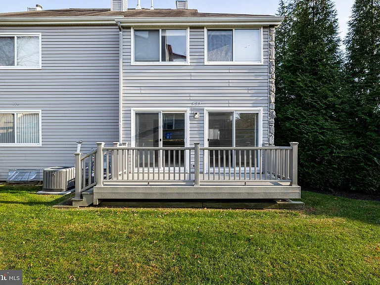 835 Chanticleer — Photo 23