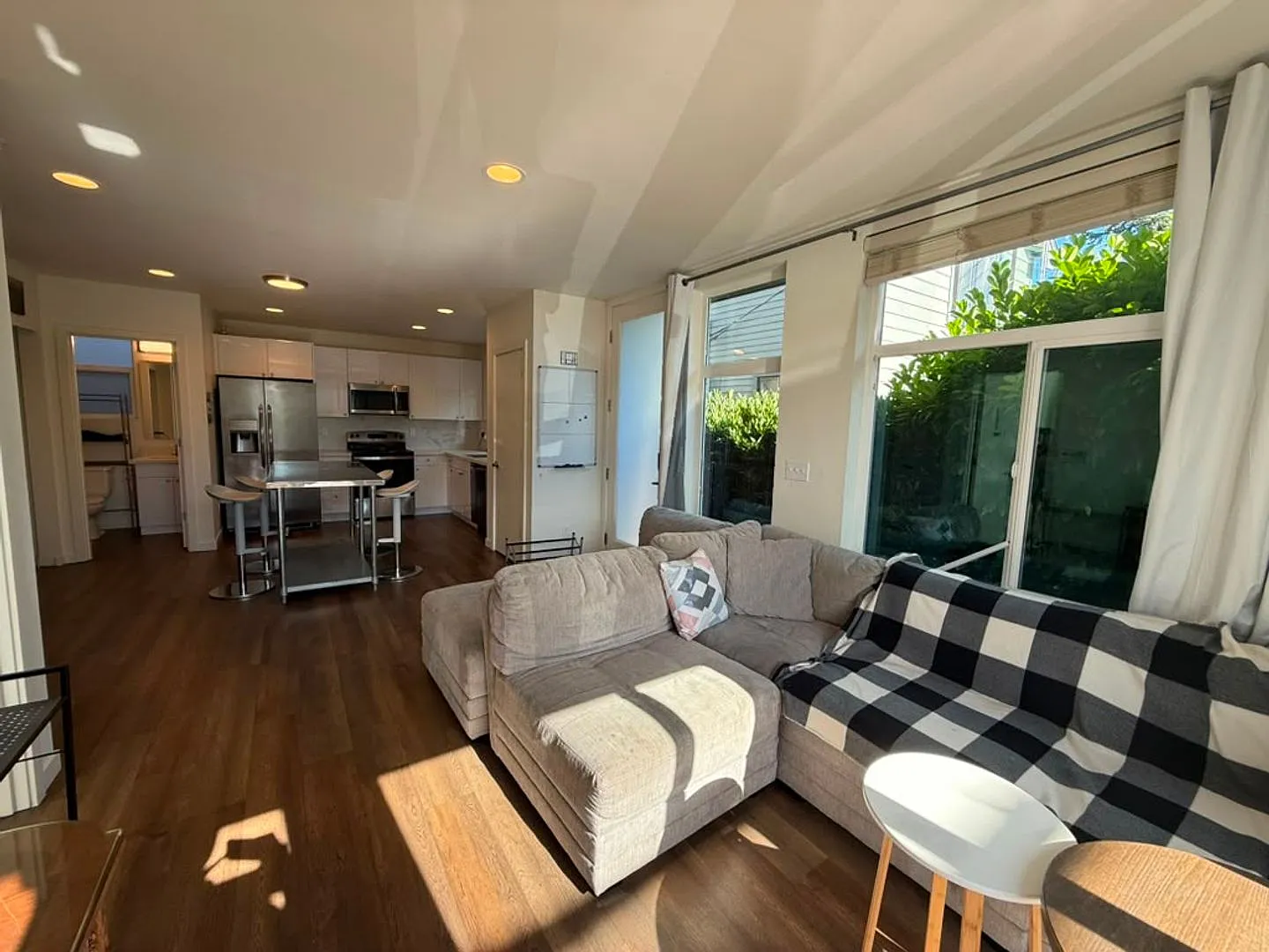 Fully Furnished - 9 Bed 3 Bath U-District Home! — Photo 3