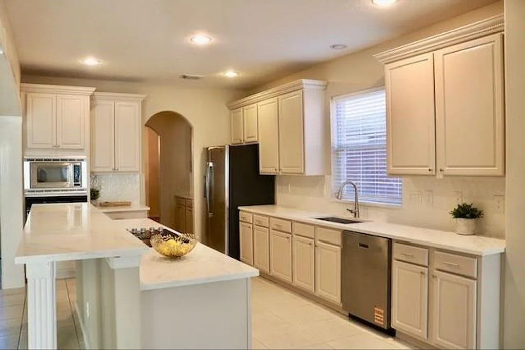 4 bed, 3.5 bath, 4230 sqft, $3,550 — Photo 4