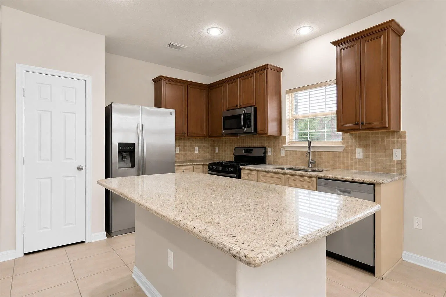4 bed, 2.5 bath, 2174 sqft, $1,995 — Photo 4