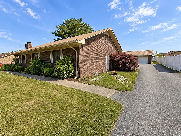122 N Fairway Rd — Photo 3