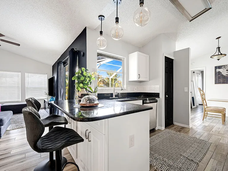 601 SW Icon Ave — Photo 15