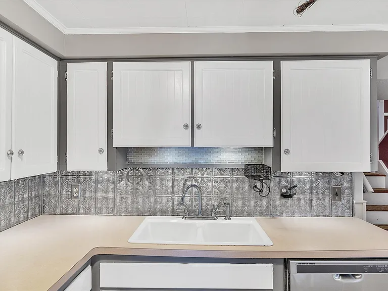 978 Panorama Dr — Photo 10