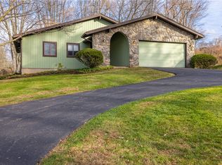 104 Woodside Dr, Penfield, NY 14526